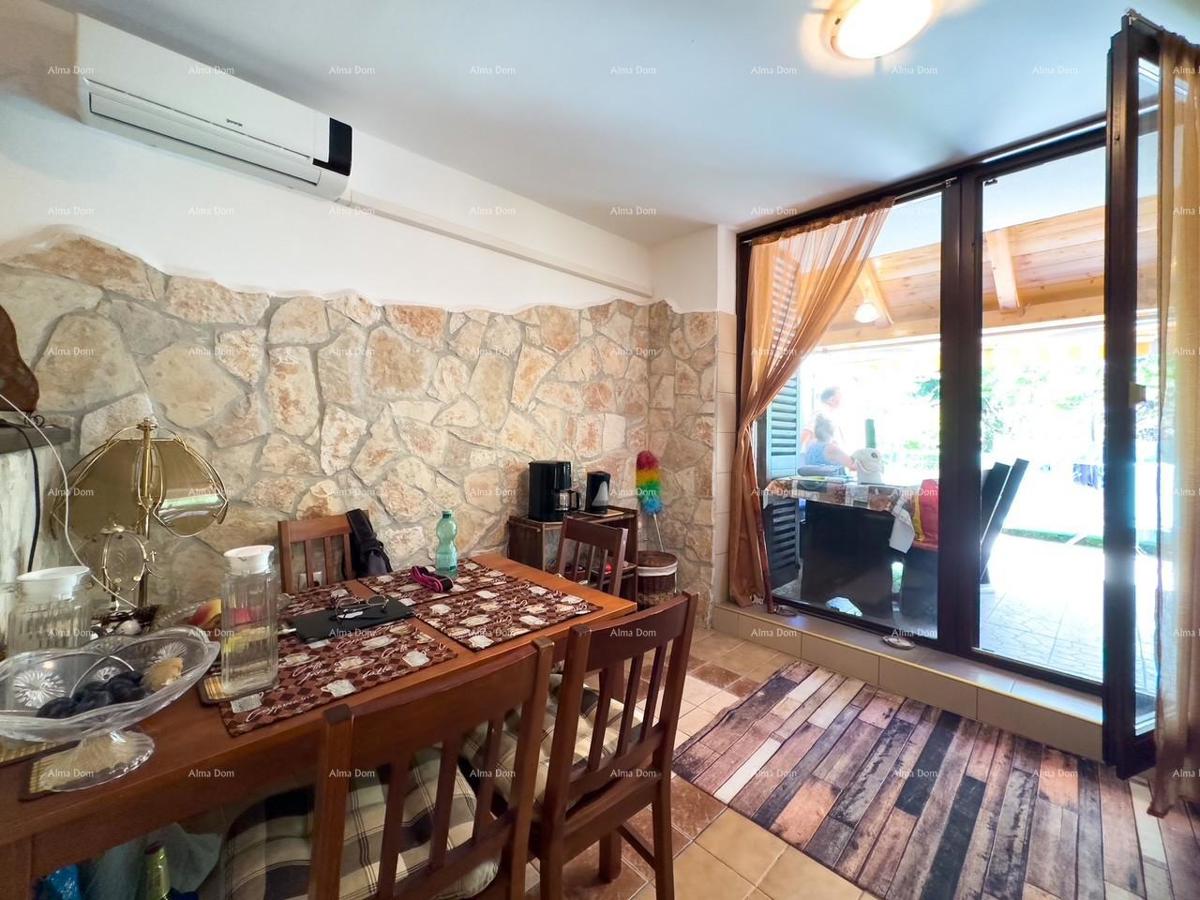 Vendiamo un appartamento a Duga Uvala vicino al mare.