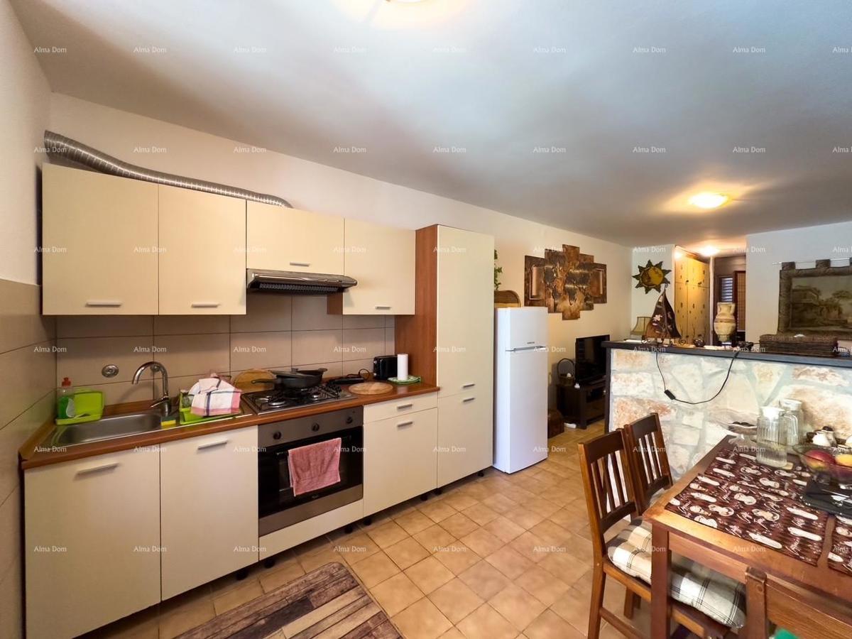 Vendiamo un appartamento a Duga Uvala vicino al mare.