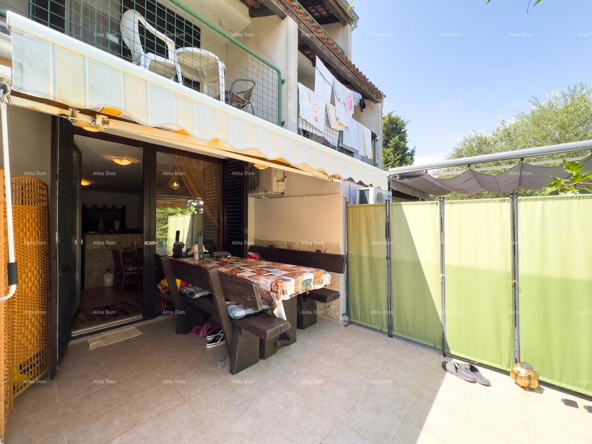 Vendiamo un appartamento a Duga Uvala vicino al mare.