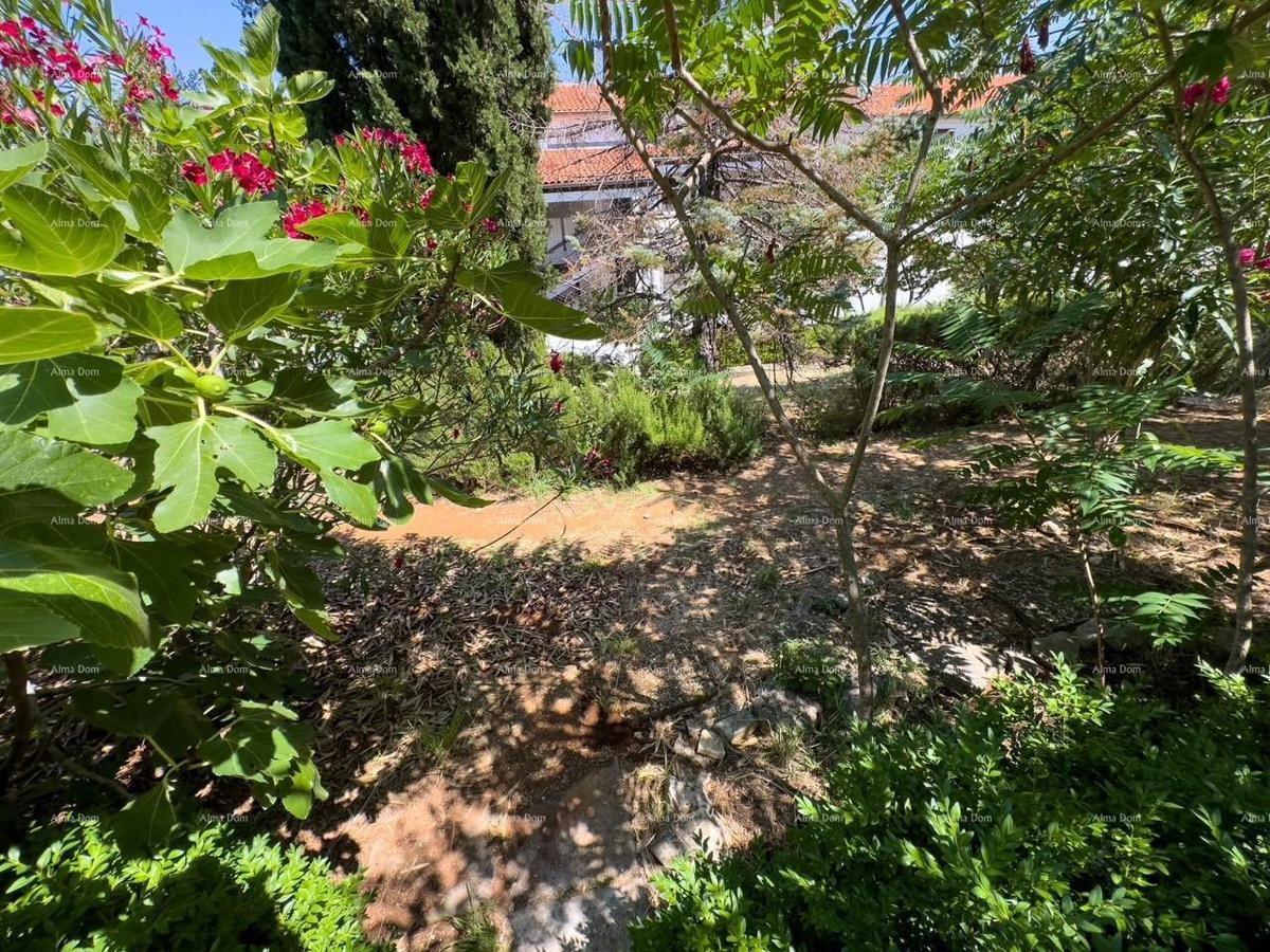 Vendiamo un appartamento a Duga Uvala vicino al mare.