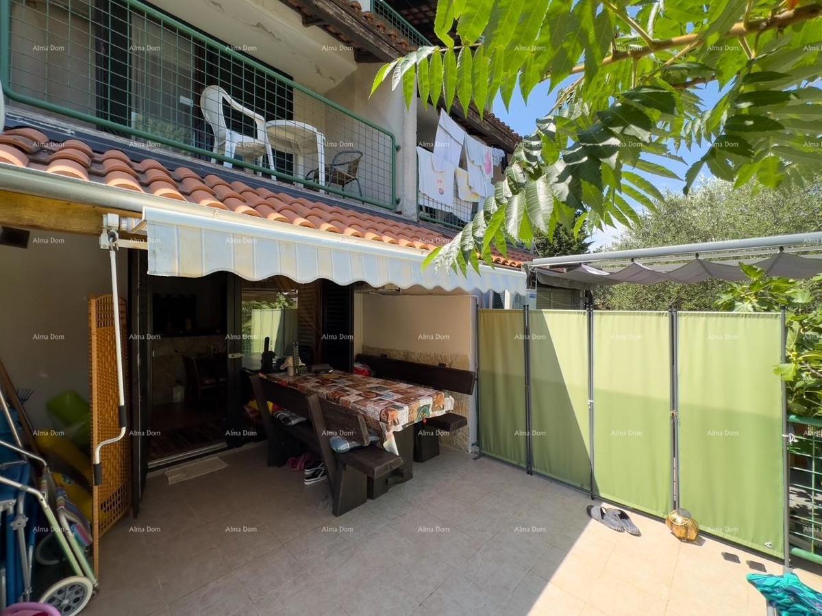 Vendiamo un appartamento a Duga Uvala vicino al mare.