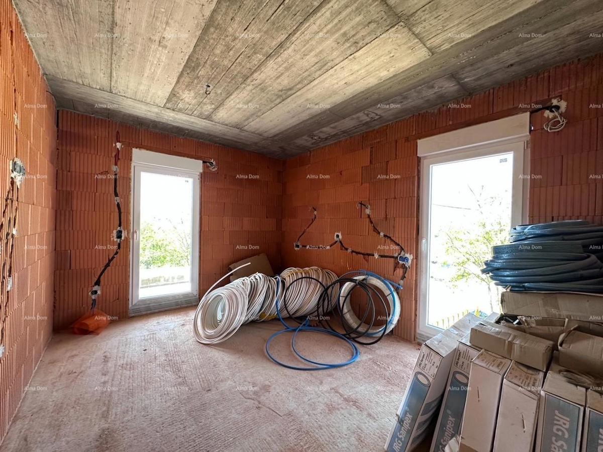 Umag. Vendiamo una casa bifamiliare in fase di Roh Bau.