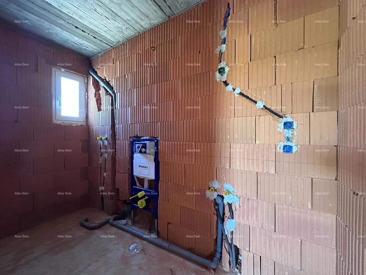 Umag. Vendiamo una casa bifamiliare in fase di Roh Bau.