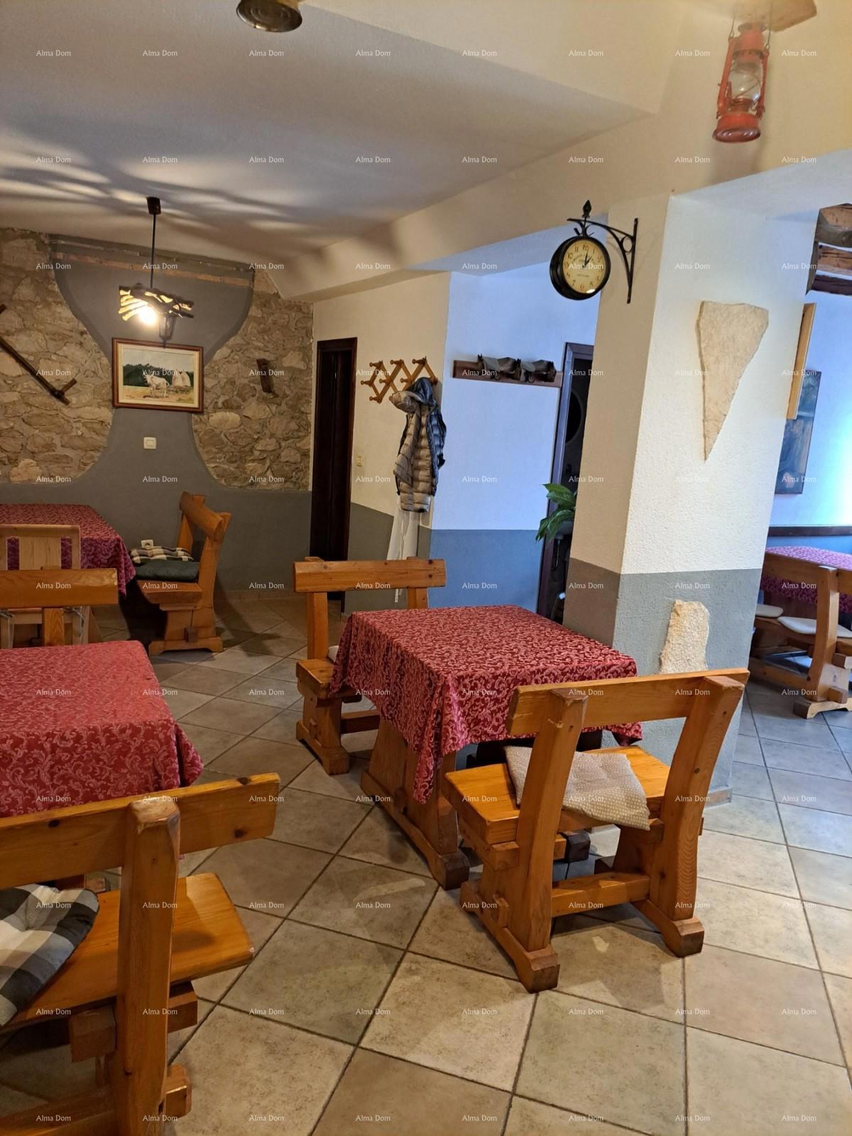 In vendita casa con cantina, grande terrazza, due appartamenti trilocali, giardino. Ottima opportunità di investimento!