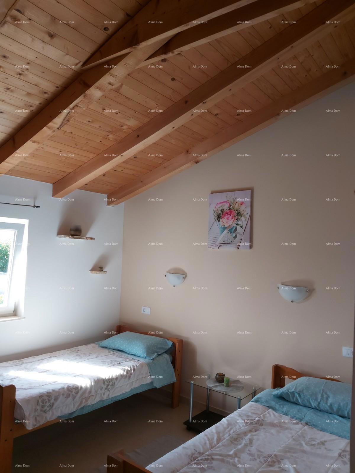 In vendita casa con cantina, grande terrazza, due appartamenti trilocali, giardino. Ottima opportunità di investimento!