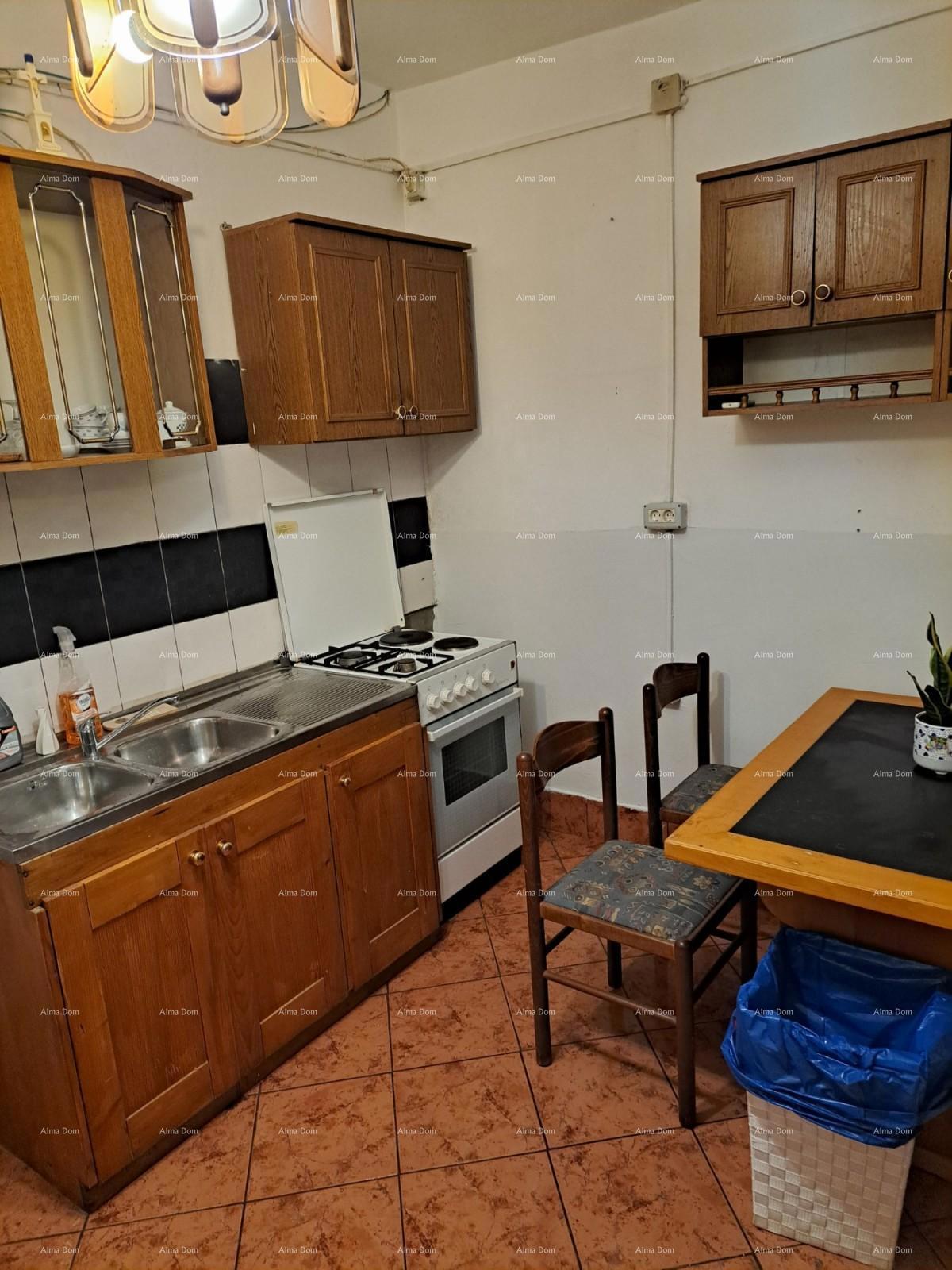 In vendita casa con cantina, grande terrazza, due appartamenti trilocali, giardino. Ottima opportunità di investimento!