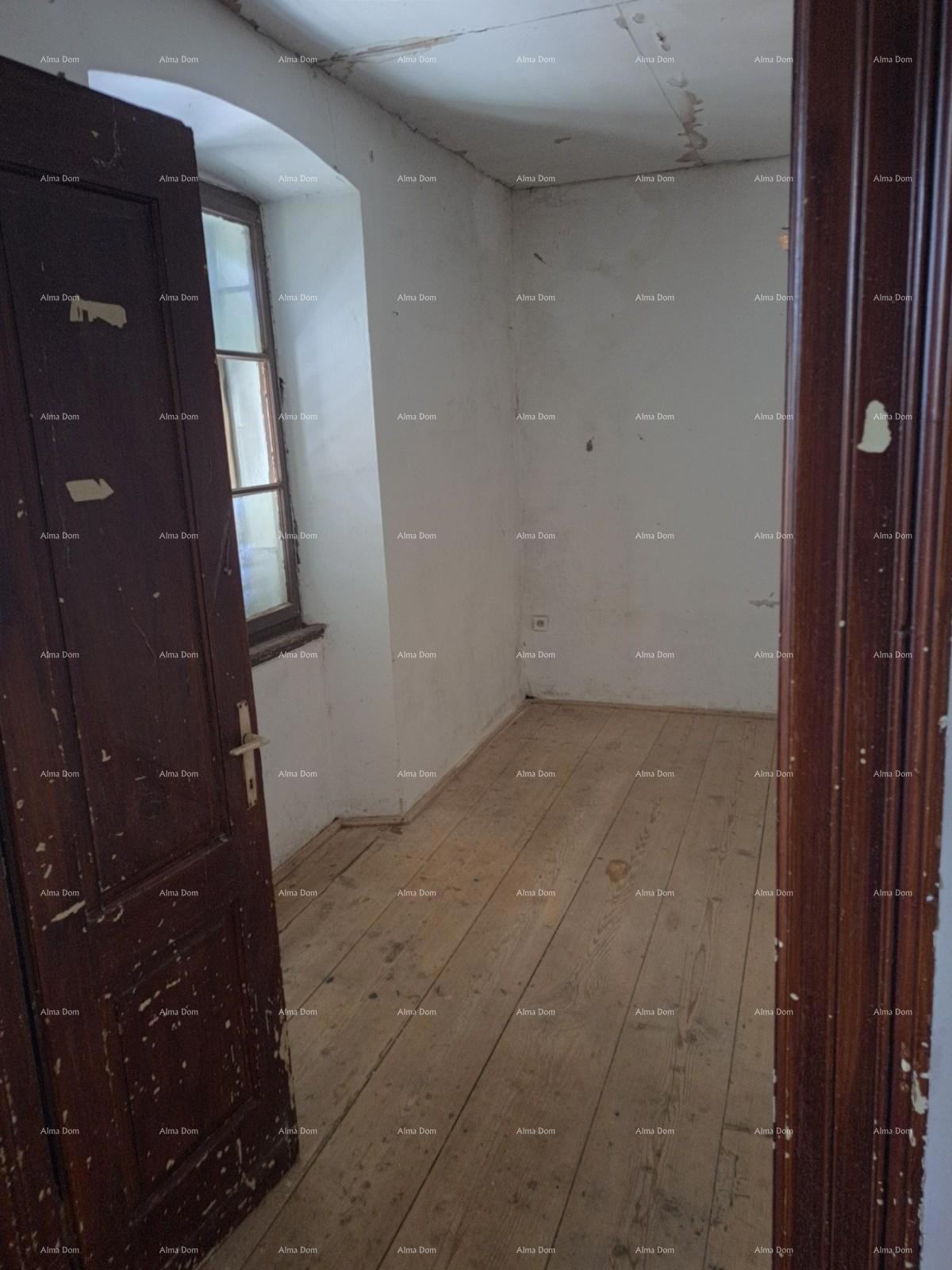 In vendita casa con cantina, grande terrazza, due appartamenti trilocali, giardino. Ottima opportunità di investimento!