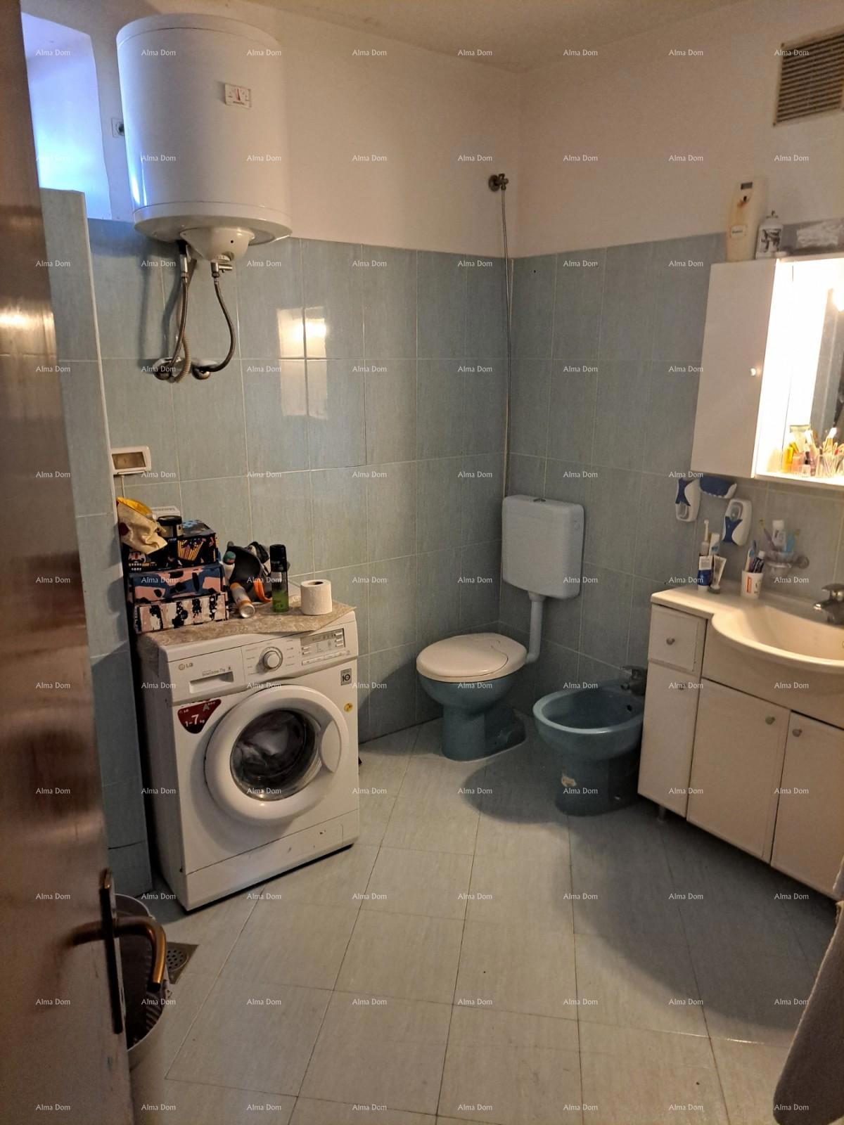 In vendita casa con cantina, grande terrazza, due appartamenti trilocali, giardino. Ottima opportunità di investimento!