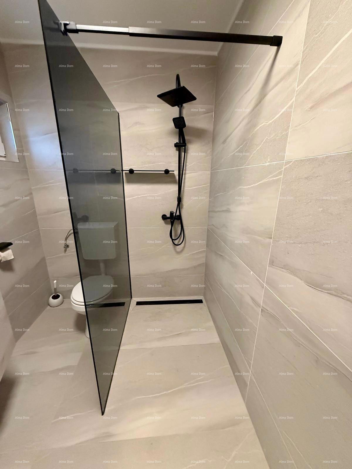 Vendita - casa ristrutturata in ottima posizione con due appartamenti e vista splendida, Medulin!