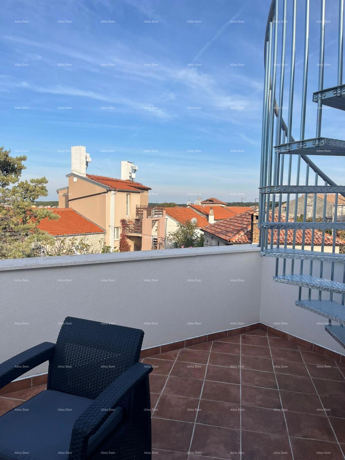 Vendita - casa ristrutturata in ottima posizione con due appartamenti e vista splendida, Medulin!