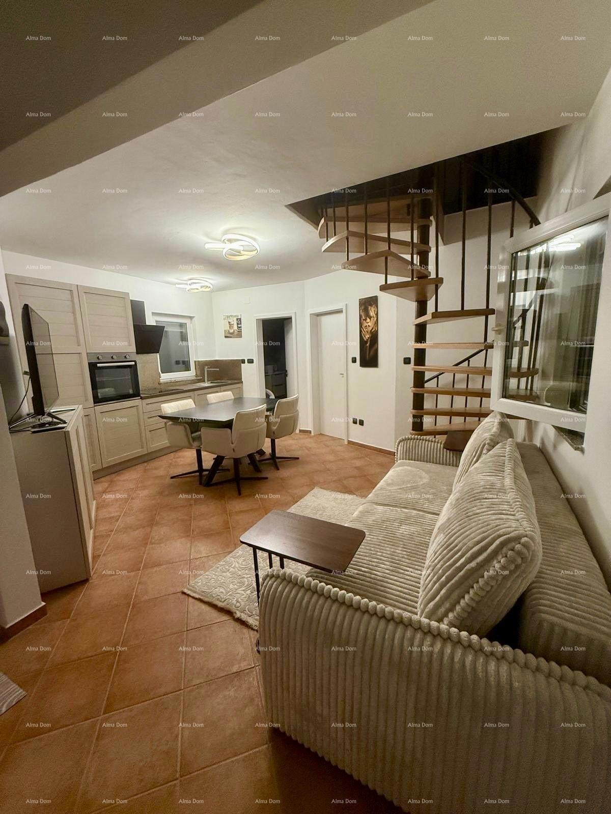 Vendita - casa ristrutturata in ottima posizione con due appartamenti e vista splendida, Medulin!