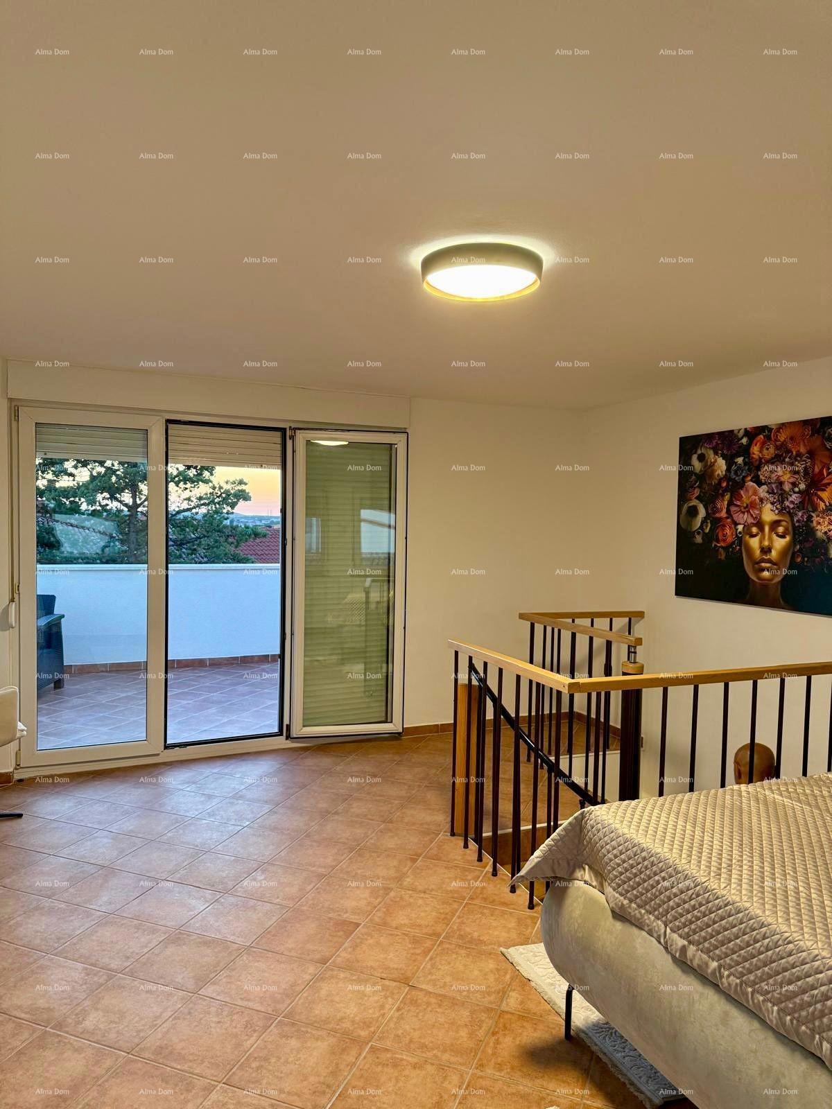 Vendita - casa ristrutturata in ottima posizione con due appartamenti e vista splendida, Medulin!