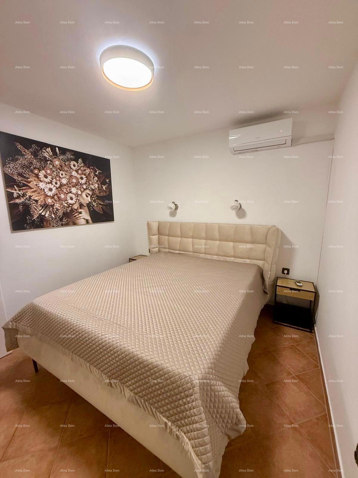 Vendita - casa ristrutturata in ottima posizione con due appartamenti e vista splendida, Medulin!