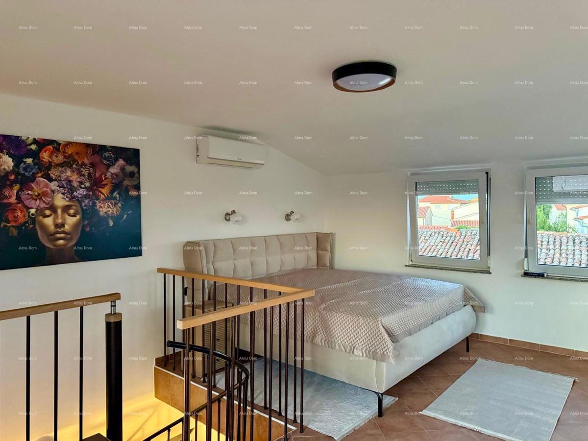 Vendita - casa ristrutturata in ottima posizione con due appartamenti e vista splendida, Medulin!