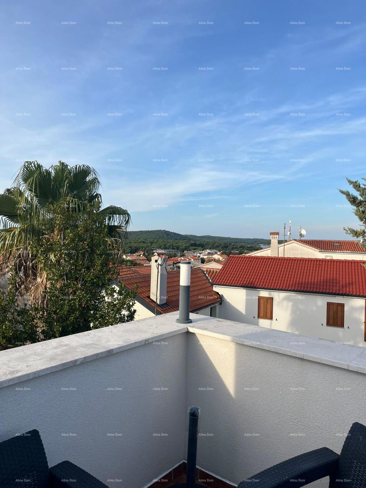 Vendita - casa ristrutturata in ottima posizione con due appartamenti e vista splendida, Medulin!