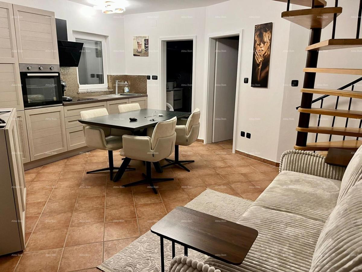 Vendita - casa ristrutturata in ottima posizione con due appartamenti e vista splendida, Medulin!