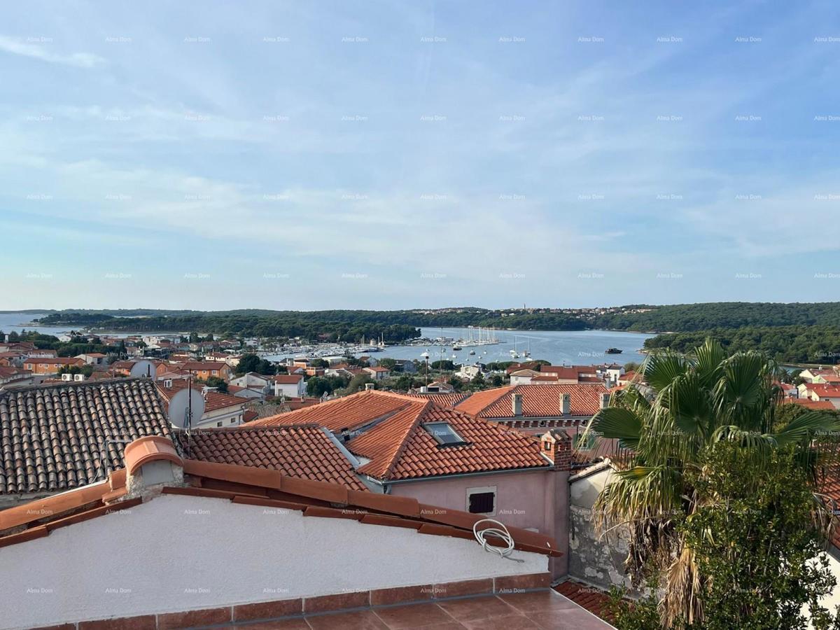 Vendita - casa ristrutturata in ottima posizione con due appartamenti e vista splendida, Medulin!