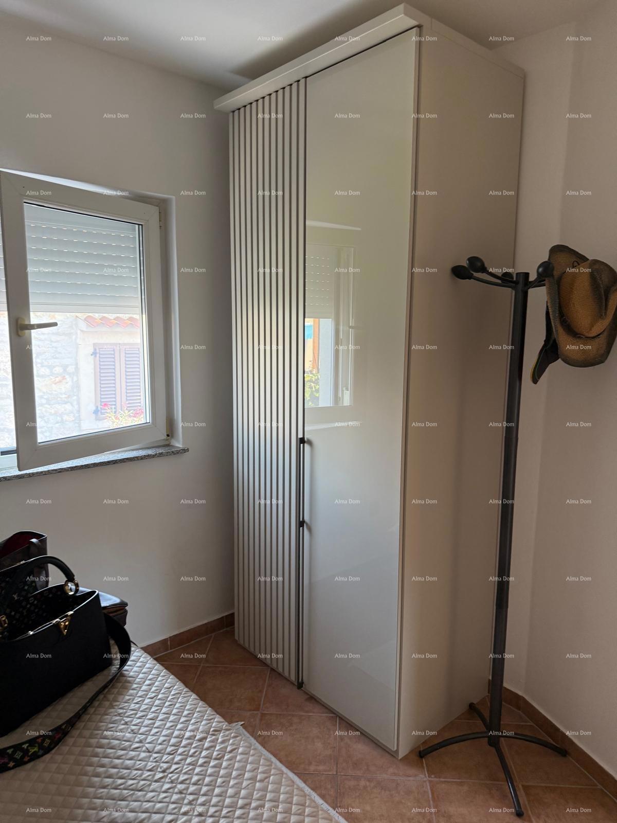 Vendita - casa ristrutturata in ottima posizione con due appartamenti e vista splendida, Medulin!