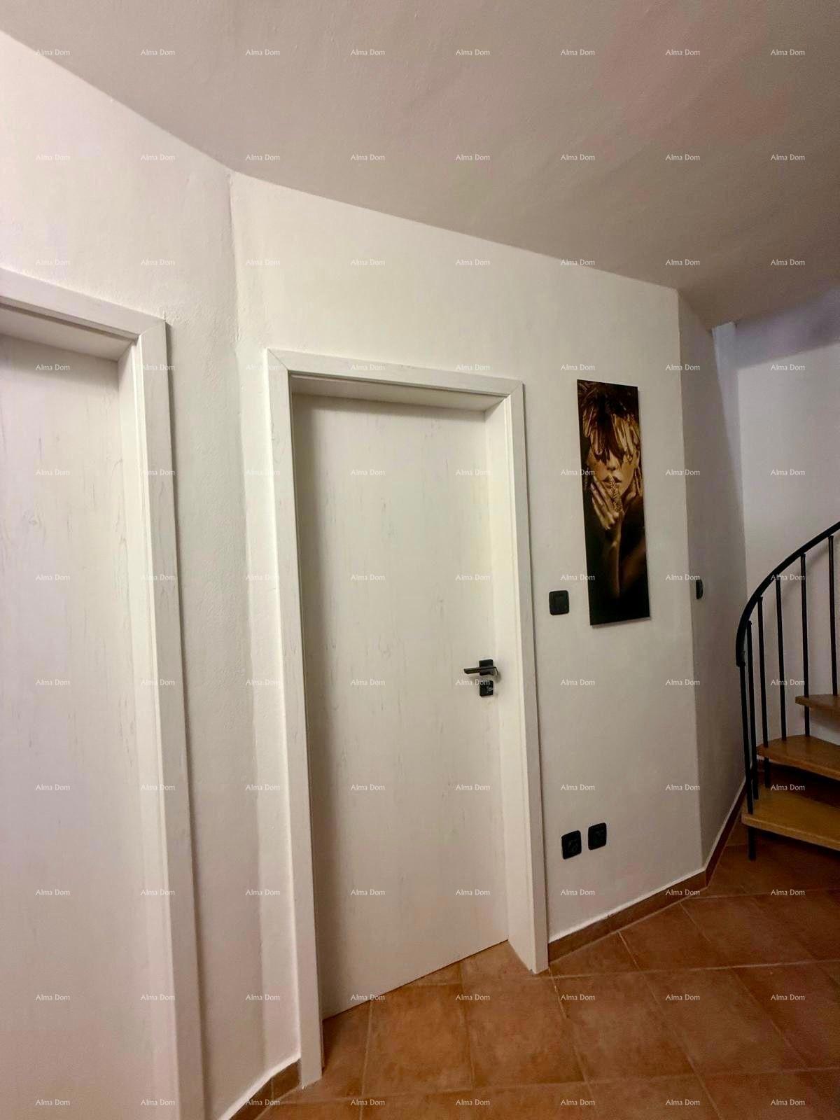 Vendita - casa ristrutturata in ottima posizione con due appartamenti e vista splendida, Medulin!