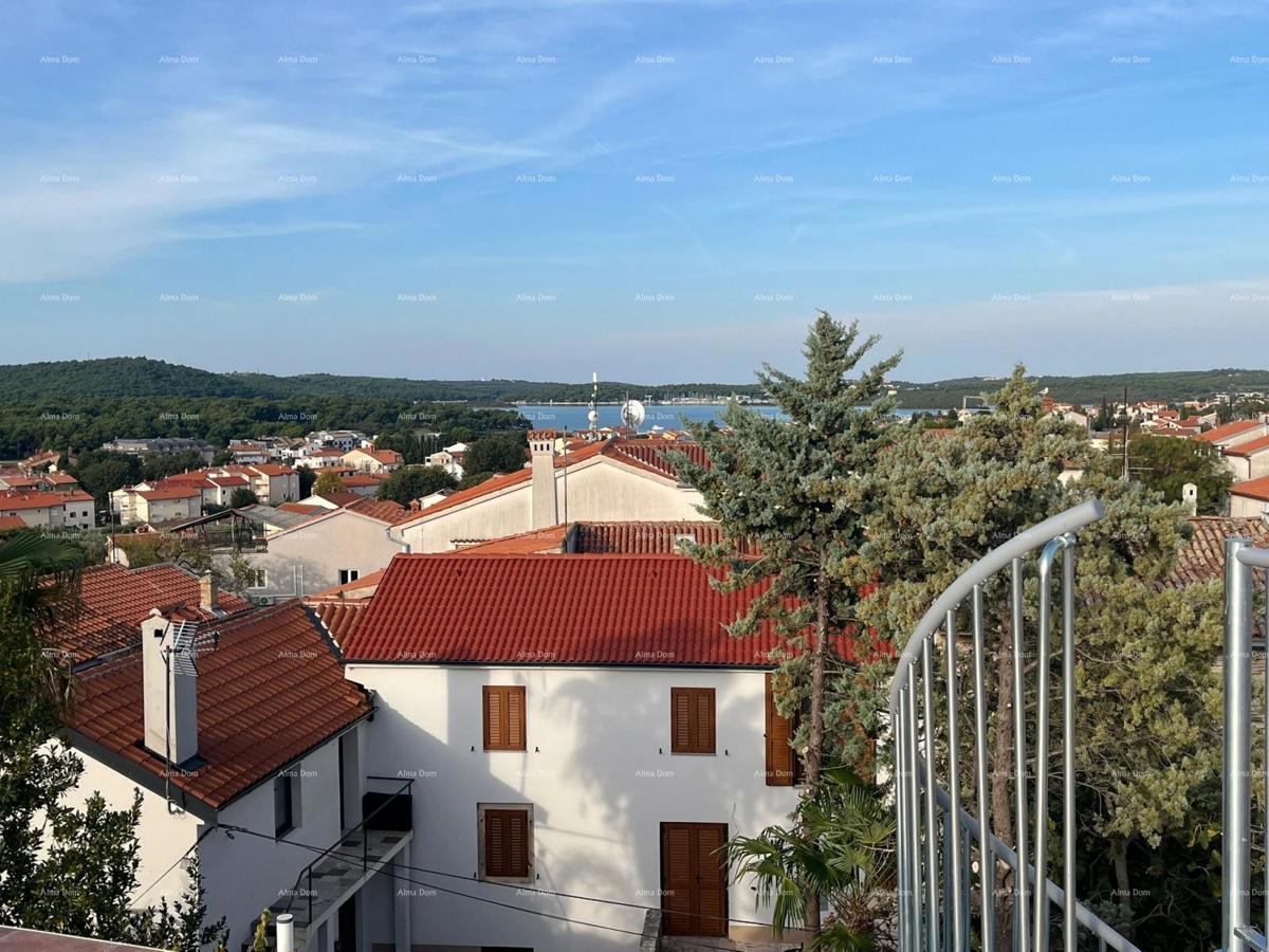 Vendita - casa ristrutturata in ottima posizione con due appartamenti e vista splendida, Medulin!