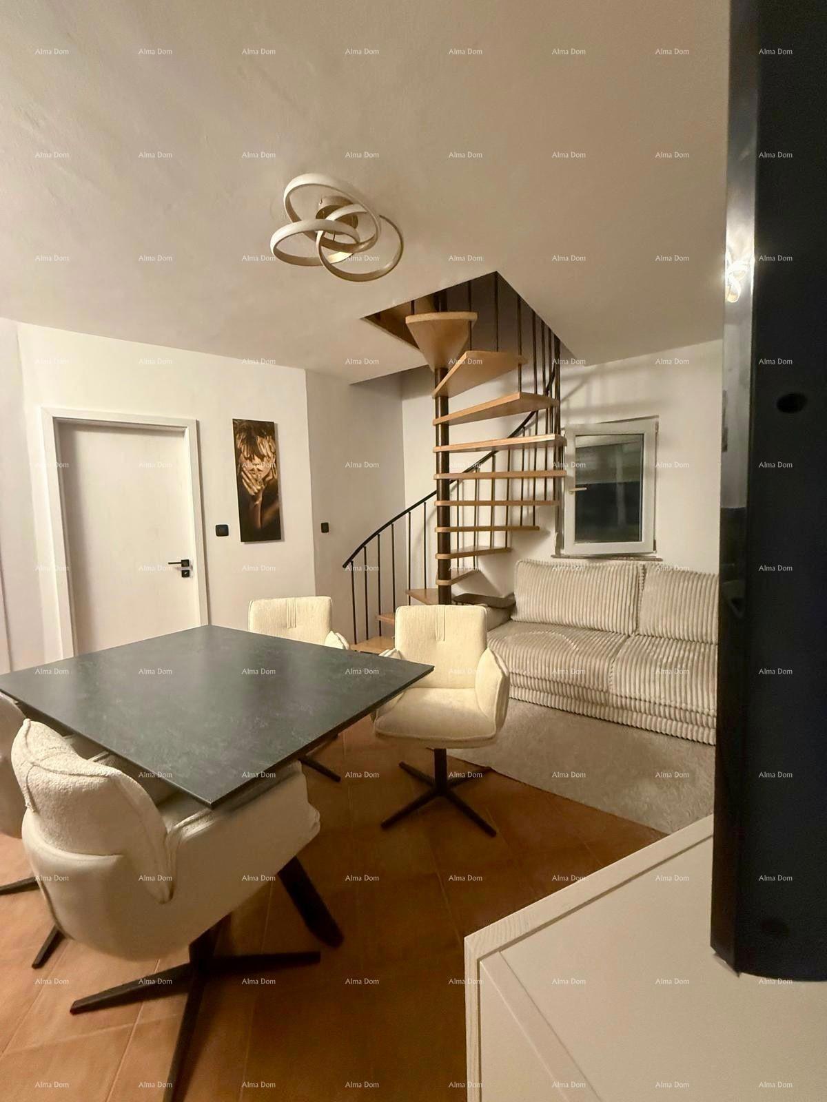 Vendita - casa ristrutturata in ottima posizione con due appartamenti e vista splendida, Medulin!