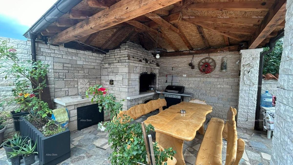 Pula Veli vrh. Vendiamo una casa con più appartamenti e piscina.