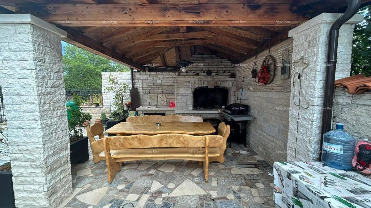 Pula Veli vrh. Vendiamo una casa con più appartamenti e piscina.