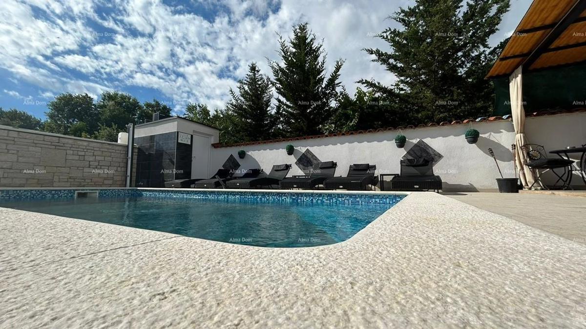 Pula Veli vrh. Vendiamo una casa con più appartamenti e piscina.