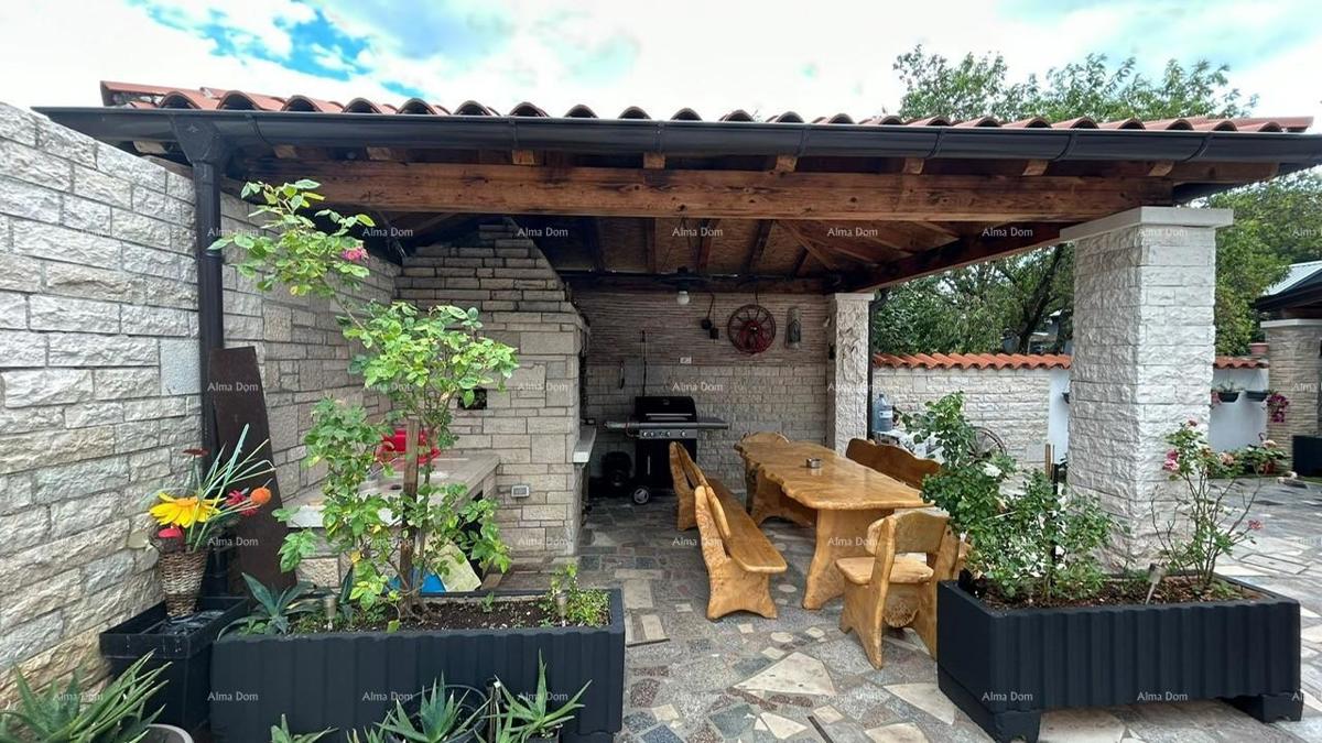 Pula Veli vrh. Vendiamo una casa con più appartamenti e piscina.