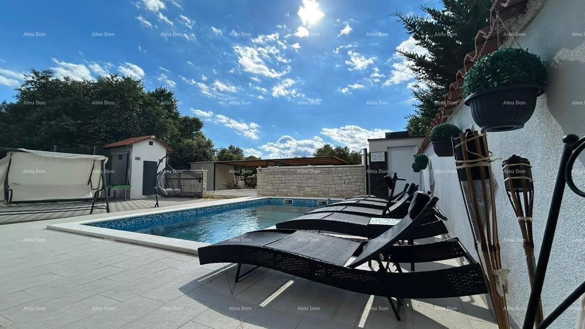 Pula Veli vrh. Vendiamo una casa con più appartamenti e piscina.