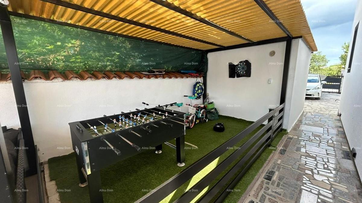 Pula Veli vrh. Vendiamo una casa con più appartamenti e piscina.