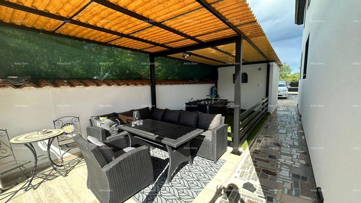 Pula Veli vrh. Vendiamo una casa con più appartamenti e piscina.