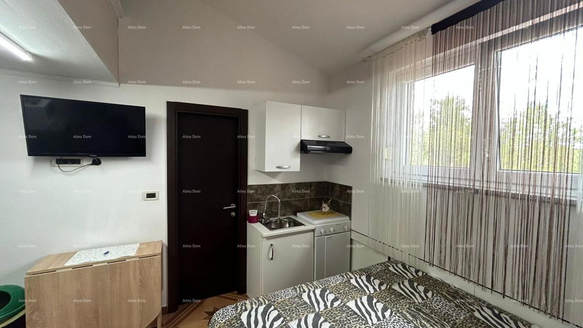 Pula Veli vrh. Vendiamo una casa con più appartamenti e piscina.