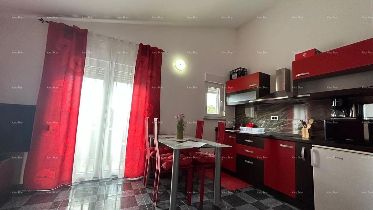 Pula Veli vrh. Vendiamo una casa con più appartamenti e piscina.