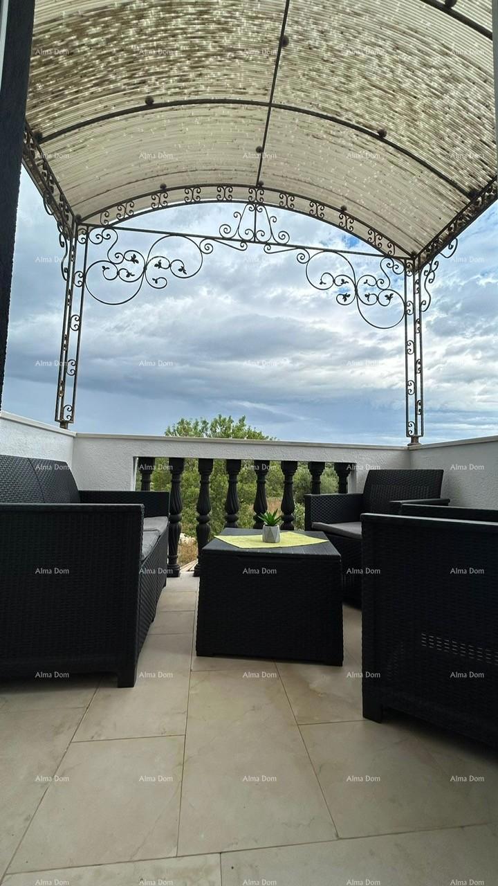 Pula Veli vrh. Vendiamo una casa con più appartamenti e piscina.