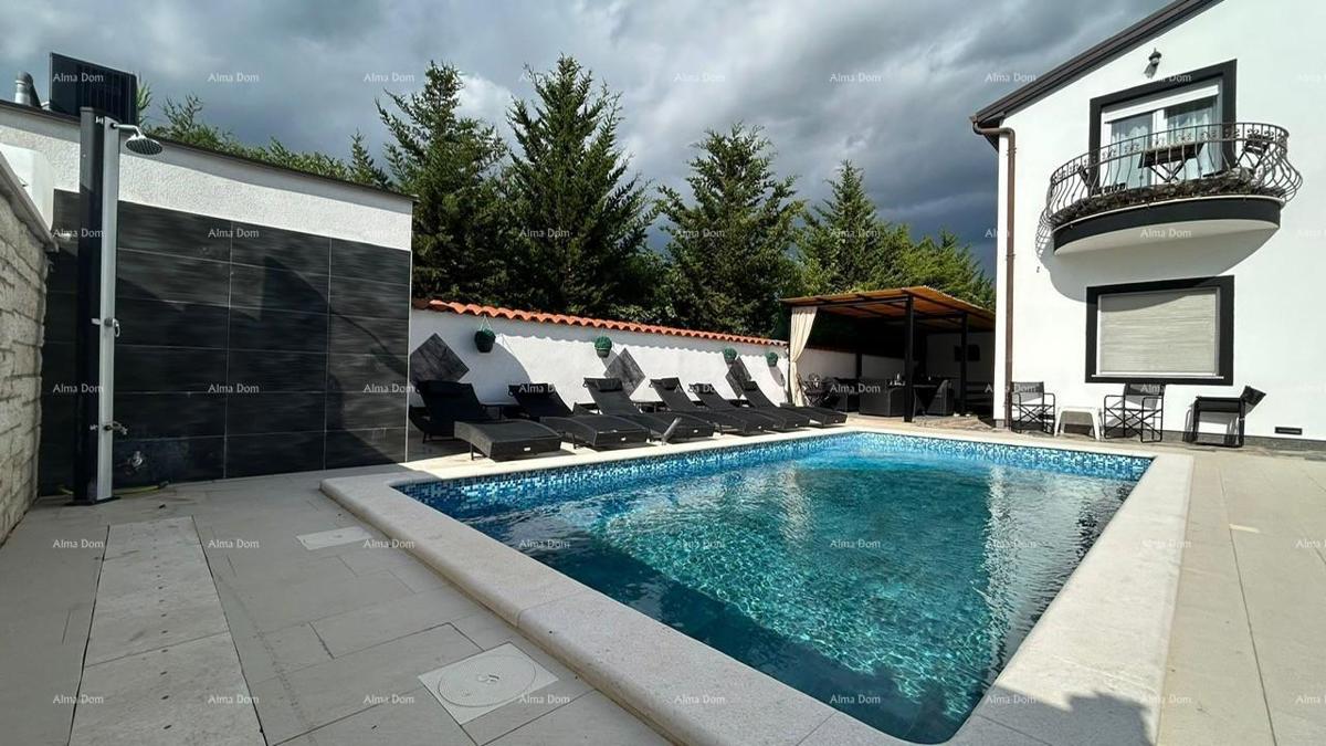 Pula Veli vrh. Vendiamo una casa con più appartamenti e piscina.