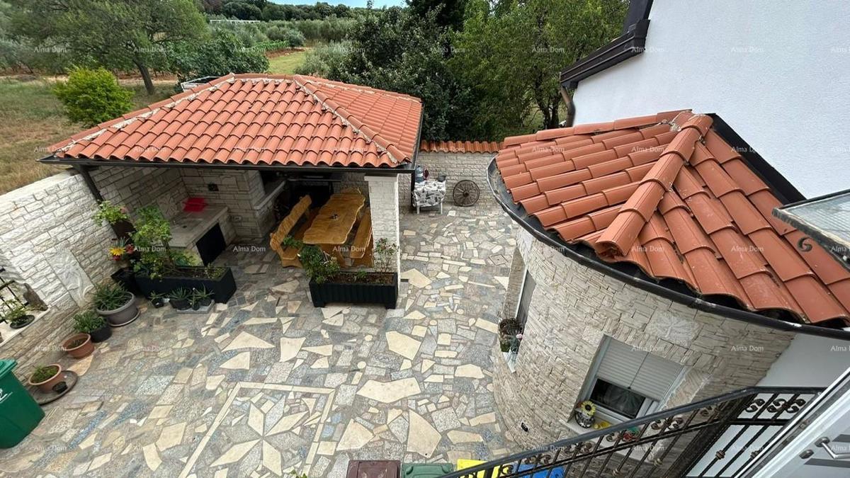 Pula Veli vrh. Vendiamo una casa con più appartamenti e piscina.