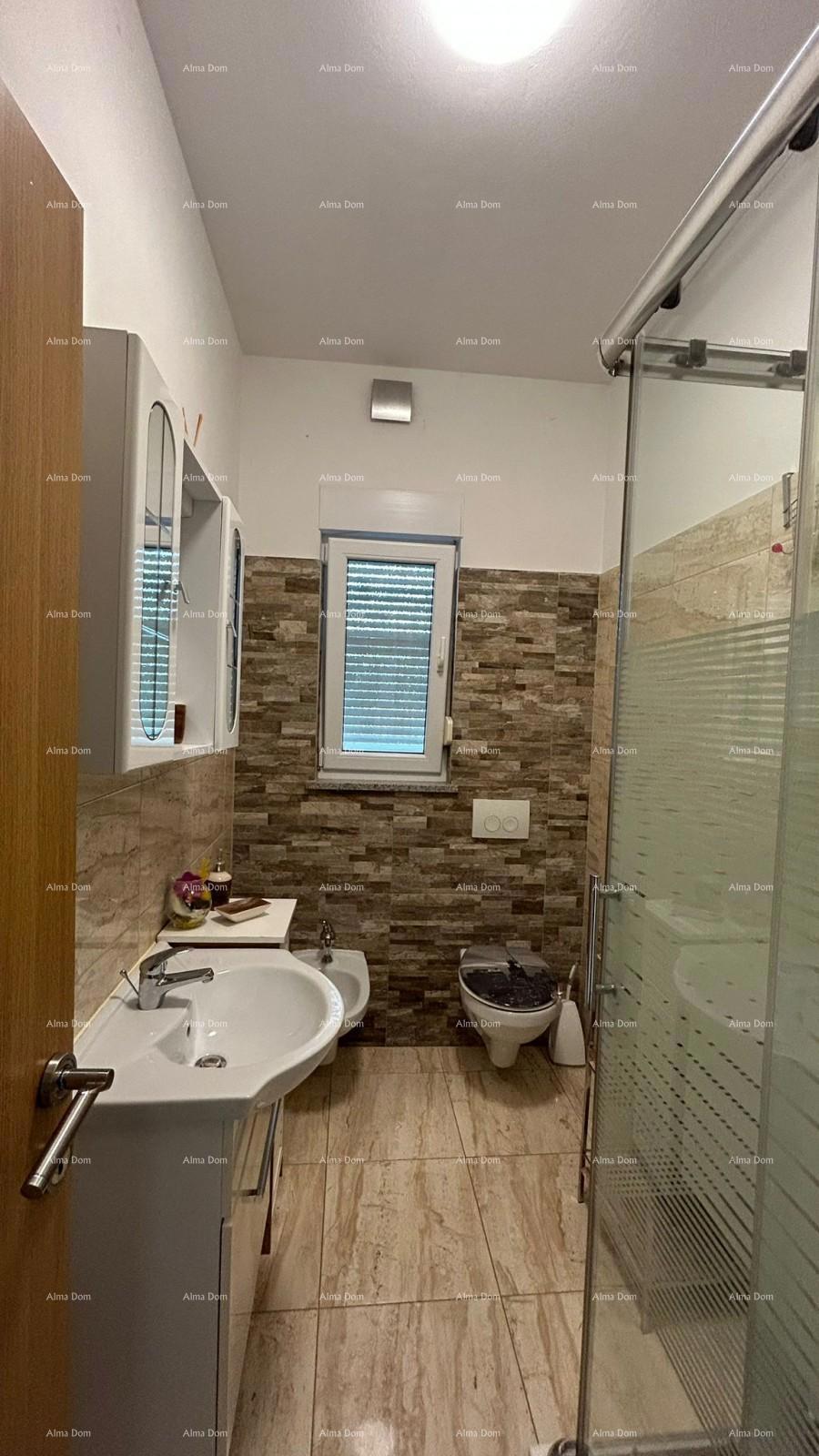 Pula Veli vrh. Vendiamo una casa con più appartamenti e piscina.