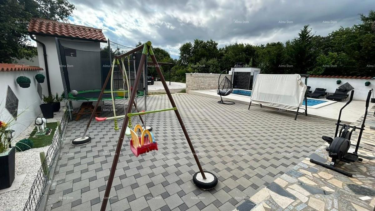 Pula Veli vrh. Vendiamo una casa con più appartamenti e piscina.