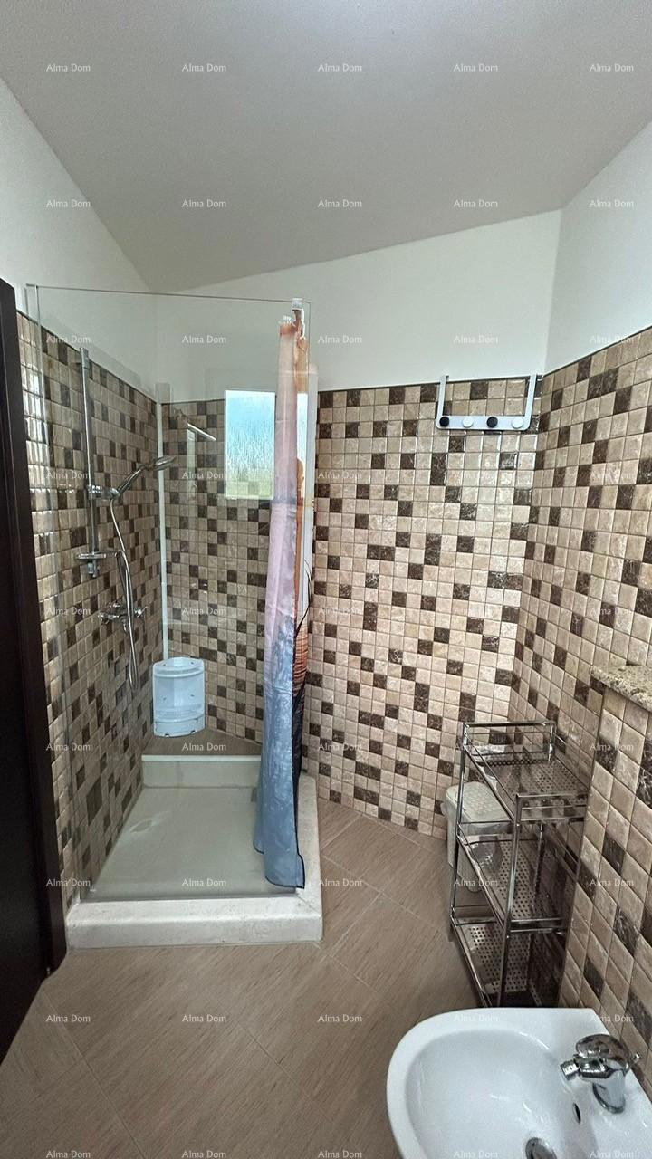 Pula Veli vrh. Vendiamo una casa con più appartamenti e piscina.