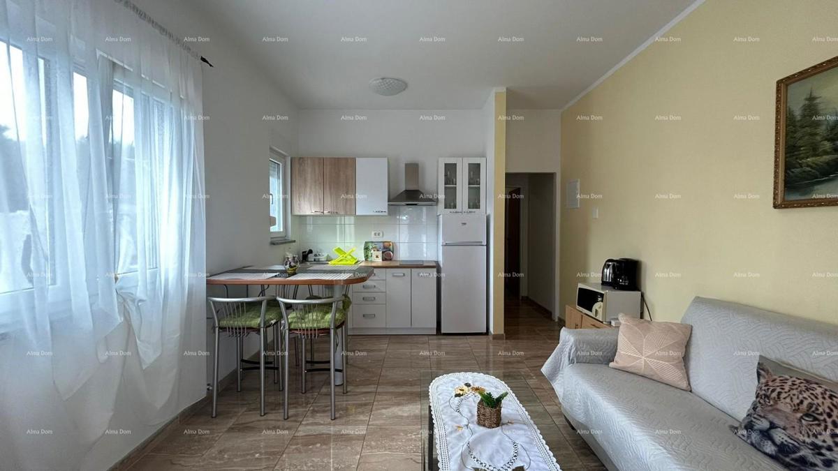 Pula Veli vrh. Vendiamo una casa con più appartamenti e piscina.