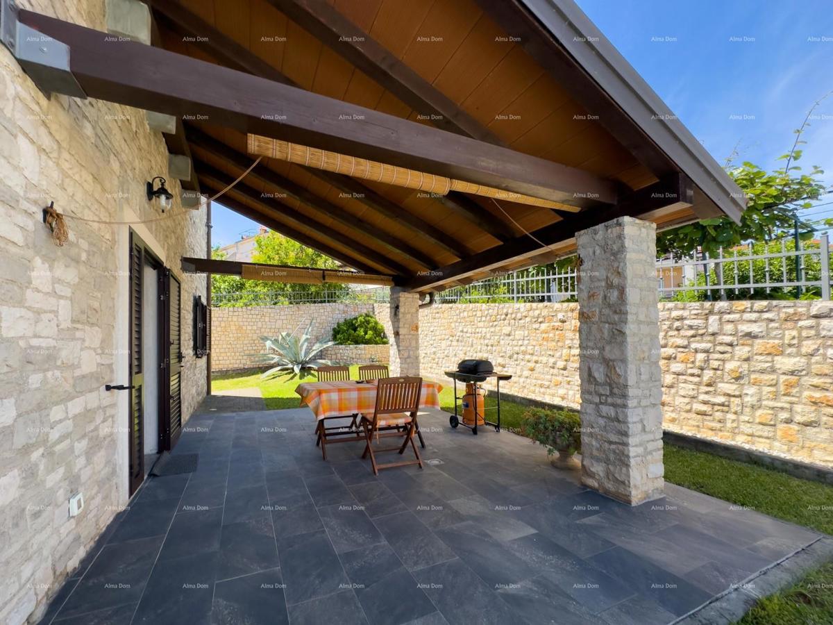 Bellissima casa con piscina a Pola, ideale per famiglie o investimento.