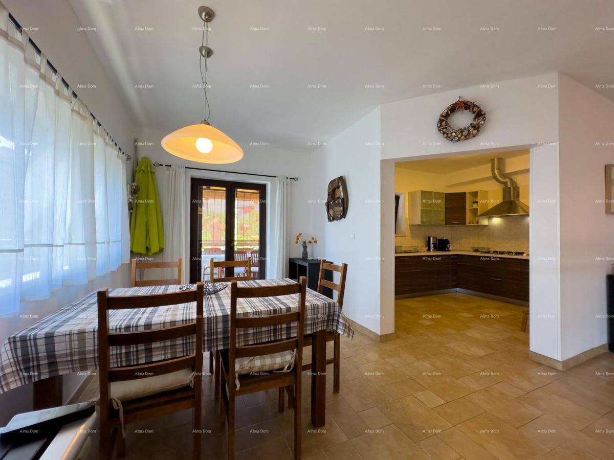 Bellissima casa con piscina a Pola, ideale per famiglie o investimento.