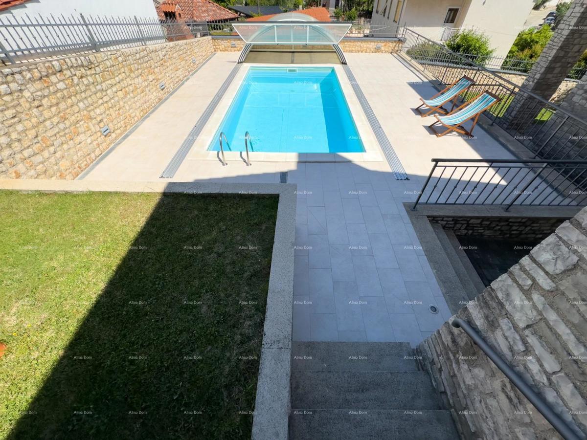 Bellissima casa con piscina a Pola, ideale per famiglie o investimento.