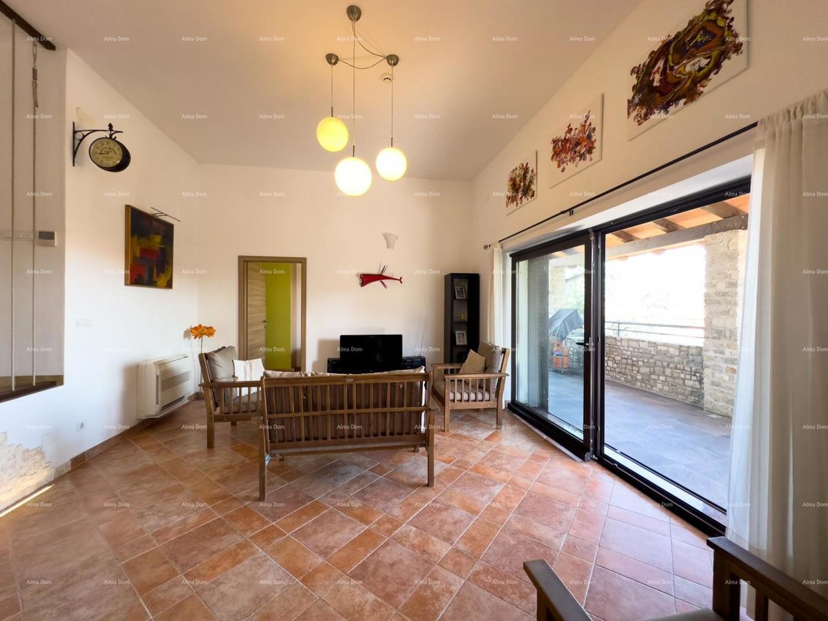 Bellissima casa con piscina a Pola, ideale per famiglie o investimento.