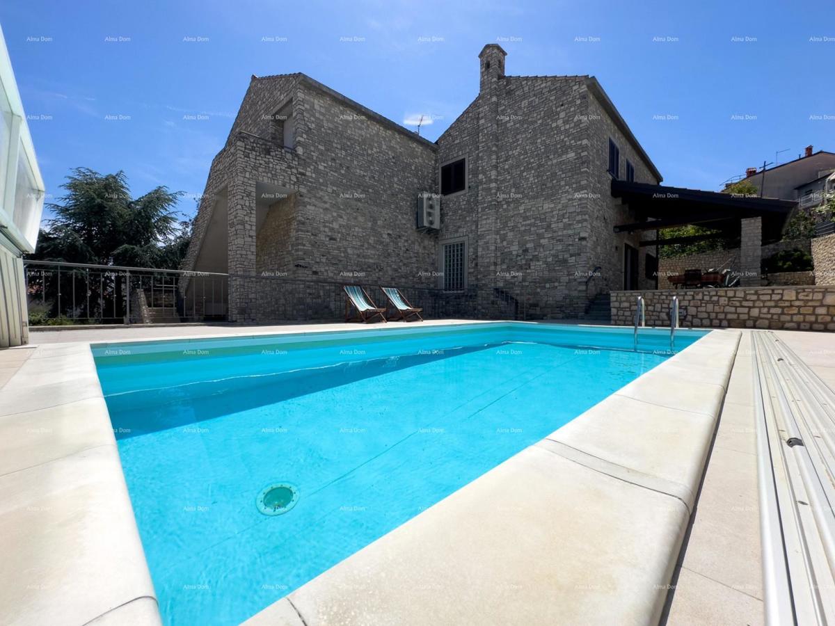 Bellissima casa con piscina a Pola, ideale per famiglie o investimento.