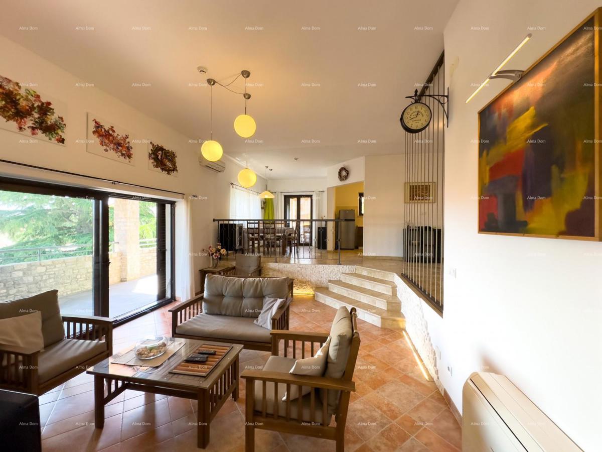 Bellissima casa con piscina a Pola, ideale per famiglie o investimento.