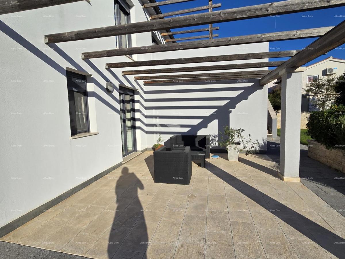 Moderna casa con piscina a Pola, vicino al centro!