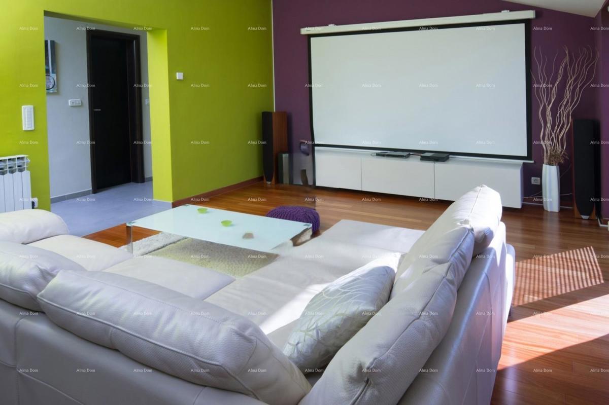 Vendita - Bellissima casa con appartamenti e ristorante, Pola! Vista mare!