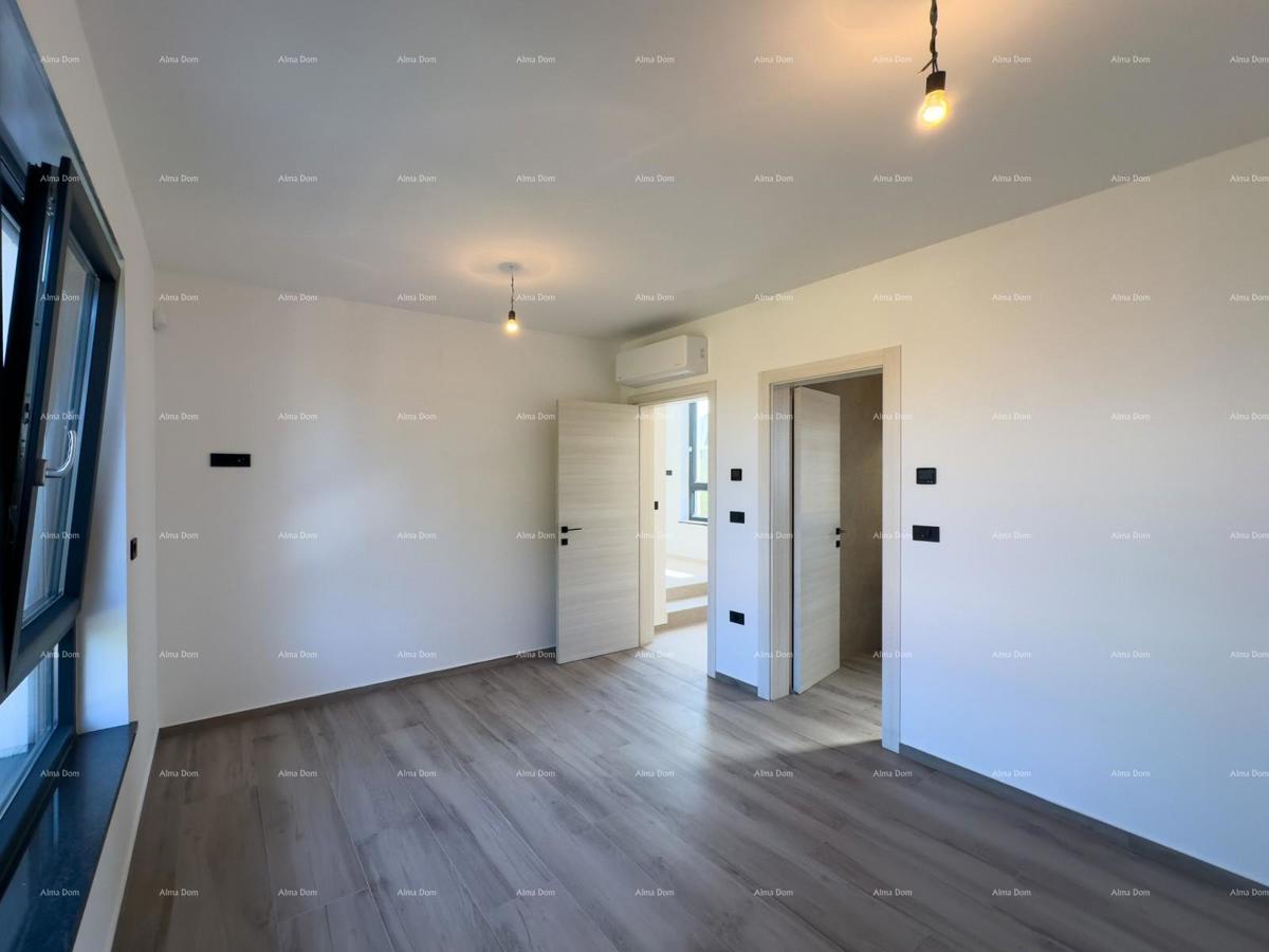 Vendiamo villa bifamiliare con piscina e garage